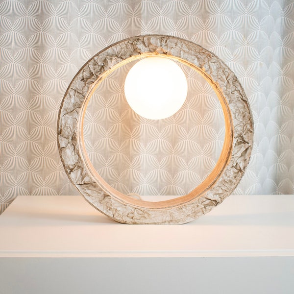 Raeka | Grande base de lampe de table rustique texturée effet pierre moderne ronde avec trou et abat-jour en verre orbe de couleur crème ivoire neutre