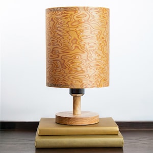 Moderne Birds Eye Holzfurnier Tischlampe mit einem hohen runden Lichtschirm, kleine Nachttisch Leselampe Braun Beige Lampensockel mit Muster Lampenschirm