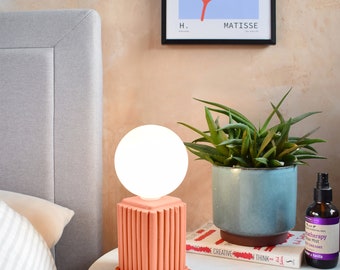 Heera orange | Lampe de table orange dimmable avec une base carrée et un abat-jour en verre, petite lampe de chevet moderne de style Scandi