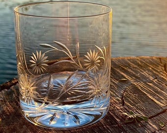Personlig kristallmugg: Blommig design i stenglas, handskuret glas för bardisk