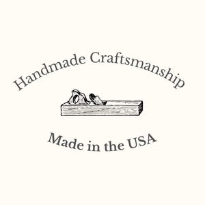 Puede incluir: Ilustraci&oacute;n en blanco y negro de un cepillo manual con virutas de madera, bajo el texto "Handmade Craftsmanship" y "Made in the USA". La imagen est&aacute; sobre un fondo crema.