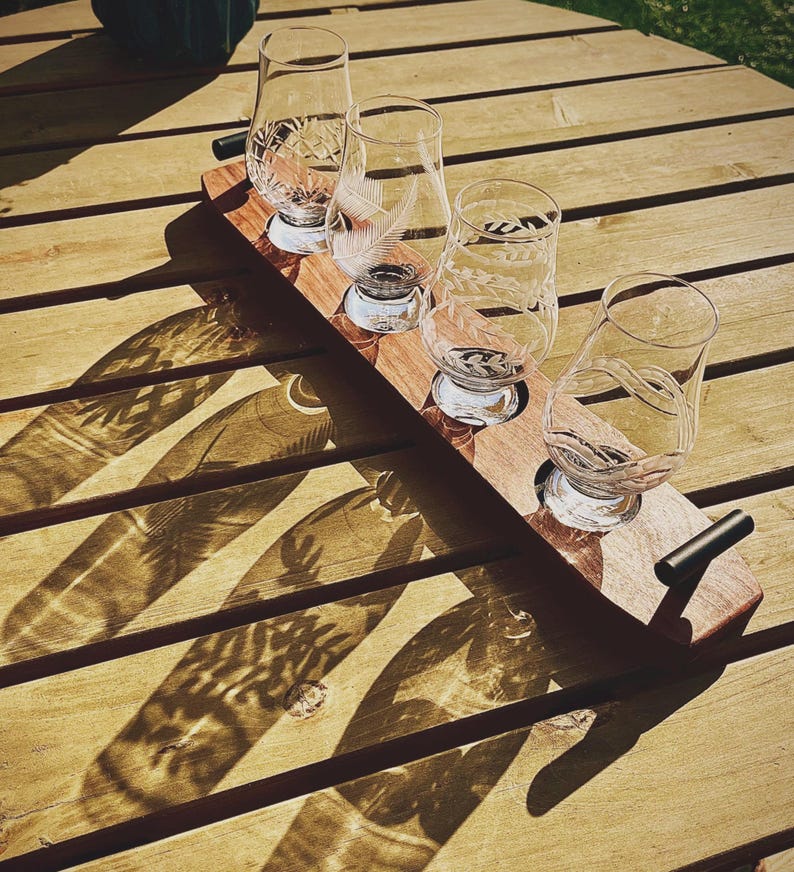 Tabla de degustación de whisky, diseño de nogal, hecha a mano, de calidad, soporte de exhibición de vidrio Bourbon, inserto de cuero, bandeja de vuelo de vidrio escocés, accesorio de barra para bebidas imagen 12