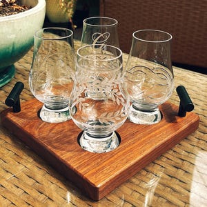 Tabla de degustación de whisky, diseño de nogal, hecha a mano, de calidad, soporte de exhibición de vidrio Bourbon, inserto de cuero, bandeja de vuelo de vidrio escocés, accesorio de barra para bebidas imagen 11
