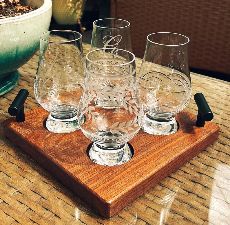 Tabla de degustación de whisky, diseño de nogal, hecha a mano, de calidad, soporte de exhibición de vidrio Bourbon, inserto de cuero, bandeja de vuelo de vidrio escocés, accesorio de barra para bebidas imagen 11