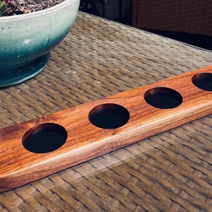 Elegant Whiskey Display Handcrafted Walnut Board Premium Flight Tray Bourbon Tasting Set Leather Insert Design Metal Handle Accent Glencairn Glass Holder Quality Bar Accessory Perfect Home Entertainment Essential Whiskey Lover Gift