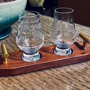 Tabla de degustación de whisky, diseño de nogal, hecha a mano, de calidad, soporte de exhibición de vidrio Bourbon, inserto de cuero, bandeja de vuelo de vidrio escocés, accesorio de barra para bebidas imagen 7