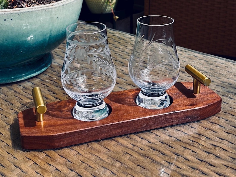 Tabla de degustación de whisky, diseño de nogal, hecha a mano, de calidad, soporte de exhibición de vidrio Bourbon, inserto de cuero, bandeja de vuelo de vidrio escocés, accesorio de barra para bebidas imagen 7