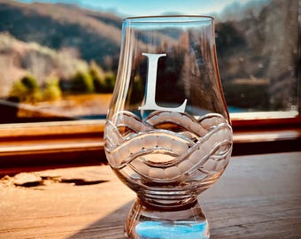 Copa Glencairn personalizada: copa de whisky con diseño celta grabado a mano.