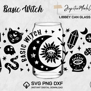 Könnte beinhalten: Schwarzweißes Design für ein 473 ml Libbey-Dosen-Glas mit einem Halbmond, einer Sonne mit einem Auge und dem Text "Basic Witch". Das Design enthält auch eine Schlange, einen Kristall, einen Schädel, eine Kerze und eine Katze mit einem Halbmond auf dem Kopf.