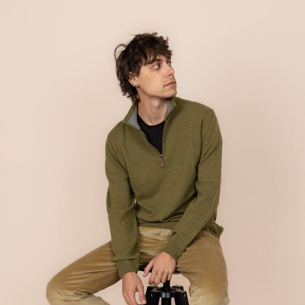 Pull pour homme en mélange de cachemire et de laine - Vert kaki, Olive, Pull en maille à demi-zip, Col montant, Fabriqué en Europe, Design intemporel