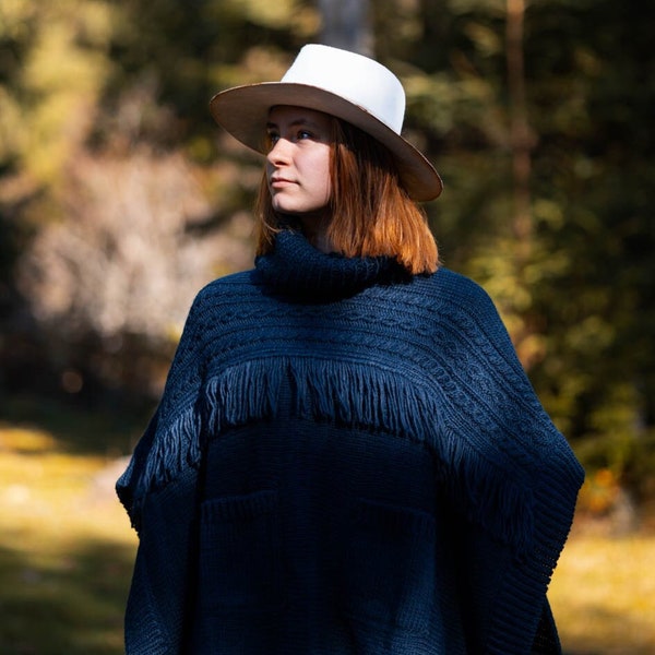 Unisex Merinowollmischung Poncho - Marineblaue Fransentaschen, Boho-Chic, Einheitsgröße, einfache Maschinenwäsche, gemütliche Wintermode, schick