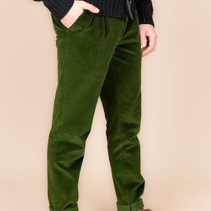 Pantalon vert fabriqué à la main en velours côtelé de coton biologique Mode durable pour hommes Pantalon automne-hiver à plis doubles image 5