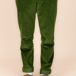 Pantalon vert fabriqué à la main en velours côtelé de coton biologique Mode durable pour hommes Pantalon automne-hiver à plis doubles image 3