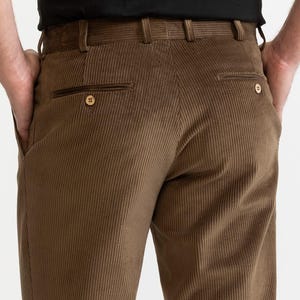 Puede incluir: Pantal&oacute;n de pana marr&oacute;n con trabillas para cintur&oacute;n y dos bolsillos traseros. El pantal&oacute;n tiene una textura sutil de nervaduras verticales.