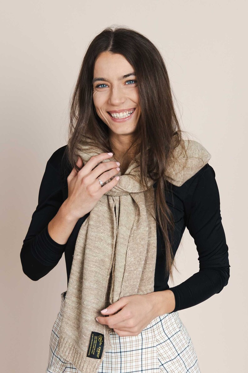 Écharpe artisanale beige en laine et chanvre Châle en tricot respectueux de l'environnement de Transylvanie Accessoire de mode durable pour homme et femme image 2