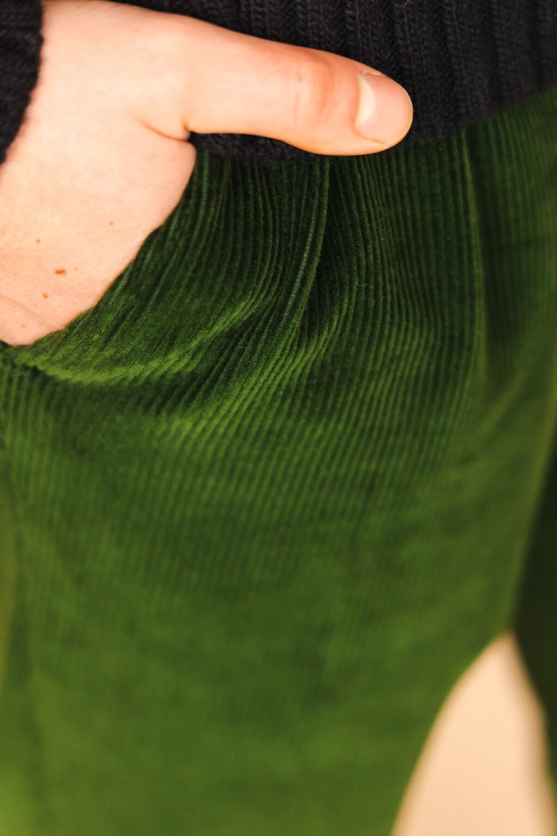Pantalon vert fabriqué à la main en velours côtelé de coton biologique Mode durable pour hommes Pantalon automne-hiver à plis doubles image 2