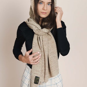 Écharpe artisanale beige en laine et chanvre Châle en tricot respectueux de l'environnement de Transylvanie Accessoire de mode durable pour homme et femme image 4