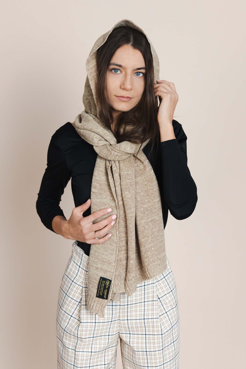 Écharpe artisanale beige en laine et chanvre Châle en tricot respectueux de l'environnement de Transylvanie Accessoire de mode durable pour homme et femme image 4