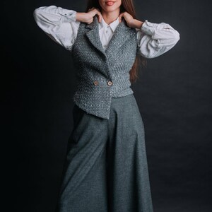 Chaleco de lana de tweed gris hecho a mano - Chaleco cruzado europeo imagen 2