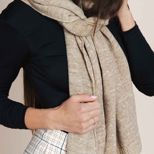 Écharpe artisanale beige en laine et chanvre Châle en tricot respectueux de l'environnement de Transylvanie Accessoire de mode durable pour homme et femme image 3