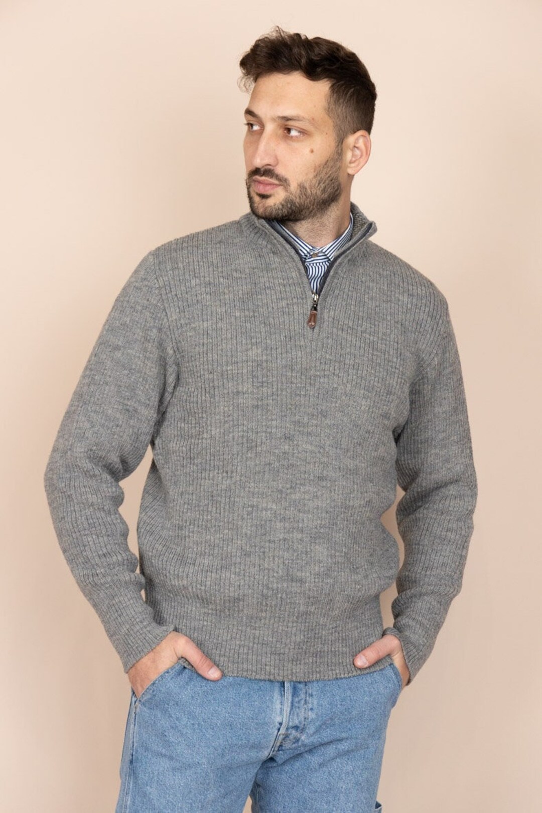 Il maglione Ovidiu 100% lana Grigio, pullover lavorato a maglia con mezza  zip, collo a lupetto, prodotto in Europa, filato italiano, morbido,  confortevole - Etsy Italia