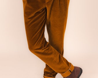 Pantalon artisanal en velours côtelé de coton bio marron camel | Mode durable pour hommes | Pantalon automne-hiver à plis doubles