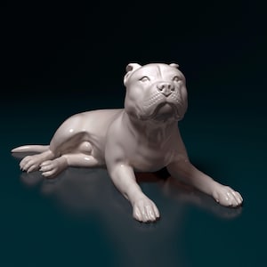 Puede incluir: Una escultura de cerámica blanca de un perro acostado con la cabeza levantada. El perro tiene un pelaje corto y liso y una cola corta.