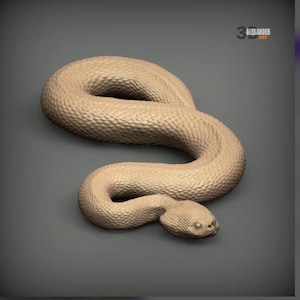Può includere: Una statuetta di serpente arrotolato color marrone chiaro con un motivo a squame testurizzato e molto dettagliato su tutto il corpo. La scultura ha una testa triangolare ed è contrassegnata dal testo 3D ALEXANDER ART nell'angolo in alto a destra.