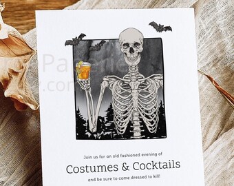 Puede incluir: Una tarjeta de invitación de Halloween con un esqueleto sosteniendo un cóctel, con un fondo de bosque espeluznante y murciélagos. La tarjeta dice "Costumes & Cocktails" e incluye detalles del evento. La tarjeta es blanca con ilustraciones en blanco y negro.