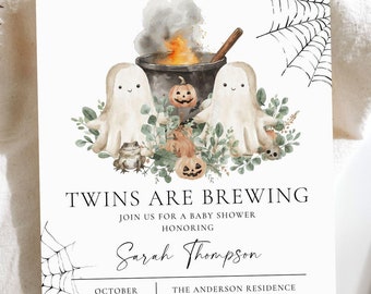 Puede incluir: Una invitación a una fiesta de bienvenida al bebé con temática de Halloween con una ilustración de acuarela de un caldero con fantasmas y calabazas. El texto dice "Twins are brewing" e incluye la fecha, la hora y el lugar del evento.