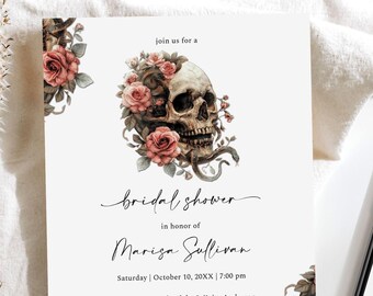 Könnte beinhalten: Eine weiße Einladung zu einer Bridal Shower mit einem Totenkopf- und Rosenmotiv. Der Text lautet "Join us for a bridal shower in honor of Marisa Sullivan" und enthält Datum, Uhrzeit, Ort, RSVP-Informationen und Registrierungsdetails.