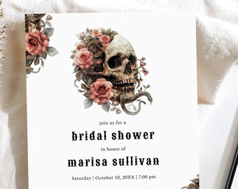 Könnte beinhalten: Eine Einladung zu einer Bridal Shower mit einem Totenkopf- und Rosenmotiv. Die Einladung ist für Marisa Sullivan und enthält Datum, Uhrzeit und Ort der Veranstaltung. Außerdem sind die Namen der Gastgeber und die RSVP-Informationen angegeben.