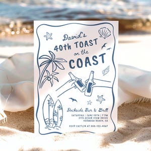 Peut inclure: Une carte d'invitation blanche avec un dessin au trait bleu, représentant des palmiers, des planches de surf et des bouteilles de bière. Le texte indique "David's 40th Toast on the Coast" avec les détails de l'événement. La carte est sur du sable avec un arrière-plan flou de l'océan.
