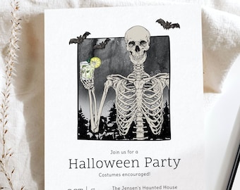 Puede incluir: Una ilustración en blanco y negro de un esqueleto sosteniendo una copa de cóctel con una rodaja de lima. La ilustración está en una tarjeta blanca con el texto "Join us for a Halloween Party" y detalles para la fiesta. La tarjeta está sobre una superficie blanca.
