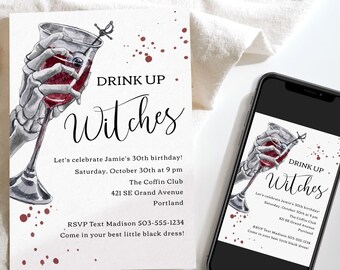 Puede incluir: Una invitación a una fiesta de Halloween con una ilustración en blanco y negro de una mano esquelética sosteniendo una copa de vino tinto. El texto dice "Drink Up Witches" e incluye detalles para una fiesta de cumpleaños número 30.