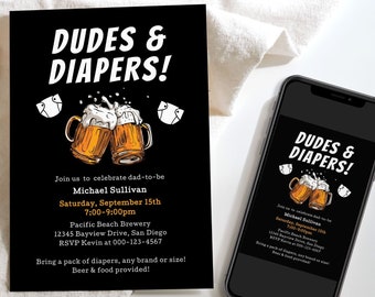 Puede incluir: Una tarjeta de invitación en blanco y negro con un gráfico de dos jarras de cerveza chocando. El texto dice "Dudes & Diapers!" e incluye detalles para una fiesta celebrando a un futuro papá. El texto incluye el nombre Michael Sullivan, la fecha sábado 15 de septiembre, la hora 7:00-9:00pm, la ubicación Pacific Beach Brewery, la dirección 12345 Bayview Drive, San Diego, y la información de RSVP para contactar a Kevin al 000-123-4567. La invitación también dice "¡Trae un paquete de pañales, de cualquier marca o tamaño! ¡Cerveza y comida proporcionadas!"