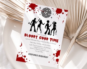 Könnte beinhalten: Eine weiße Einladung mit roten Blutflecken und einer Discokugel-Grafik. Der Text lautet: "Bitte schließen Sie sich uns zu einer Bloody Good Time an, einer groovigen Halloween-Party, die von Allison & Michael veranstaltet wird, Samstag, 26. Oktober um 19:00 Uhr, 1234 The Gruesome Hustle Parkway, Hollywood, CA 90046, RSVP an Allison bis zum 20. Oktober, 213-555-7890, Kostüme erforderlich!"