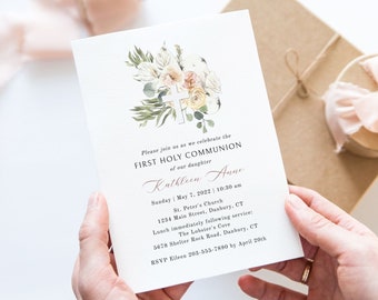 Pode incluir: Um cartão branco com um desenho floral e uma cruz. O texto no cartão diz: "Junte-se a nós para celebrar a PRIMEIRA COMUNHÃO da nossa filha Kathleen Anne Domingo, 7 de maio de 2022 | 10:30 Igreja de São Pedro 1234 Main Street, Danbury, CT Almoço imediatamente após o serviço: The Lobster's Cove 5678 Shelter Rock Road, Danbury, CT RSVP Eileen 203-555-7890 até 20 de abril"