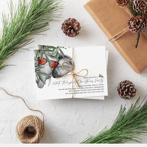 Pu&ograve; includere: Un invito a una festa di Natale di tipo "white elephant" con un'illustrazione ad acquerello di due elefanti che indossano occhiali da sole e sono circondati da foglie tropicali. L'invito include la data, l'ora, il luogo, le informazioni RSVP e un limite di regalo di tipo "white elephant".