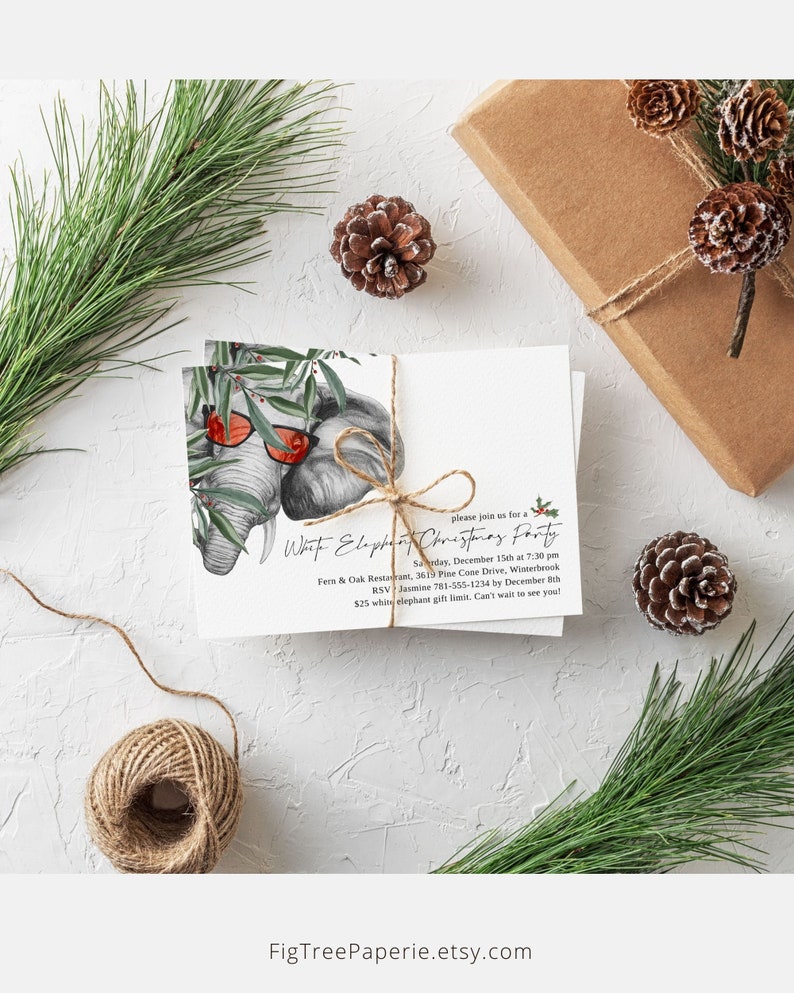 Pu&ograve; includere: Un invito a una festa di Natale di tipo "white elephant" con un'illustrazione ad acquerello di due elefanti che indossano occhiali da sole e sono circondati da foglie tropicali. L'invito include la data, l'ora, il luogo, le informazioni RSVP e un limite di regalo di tipo "white elephant".