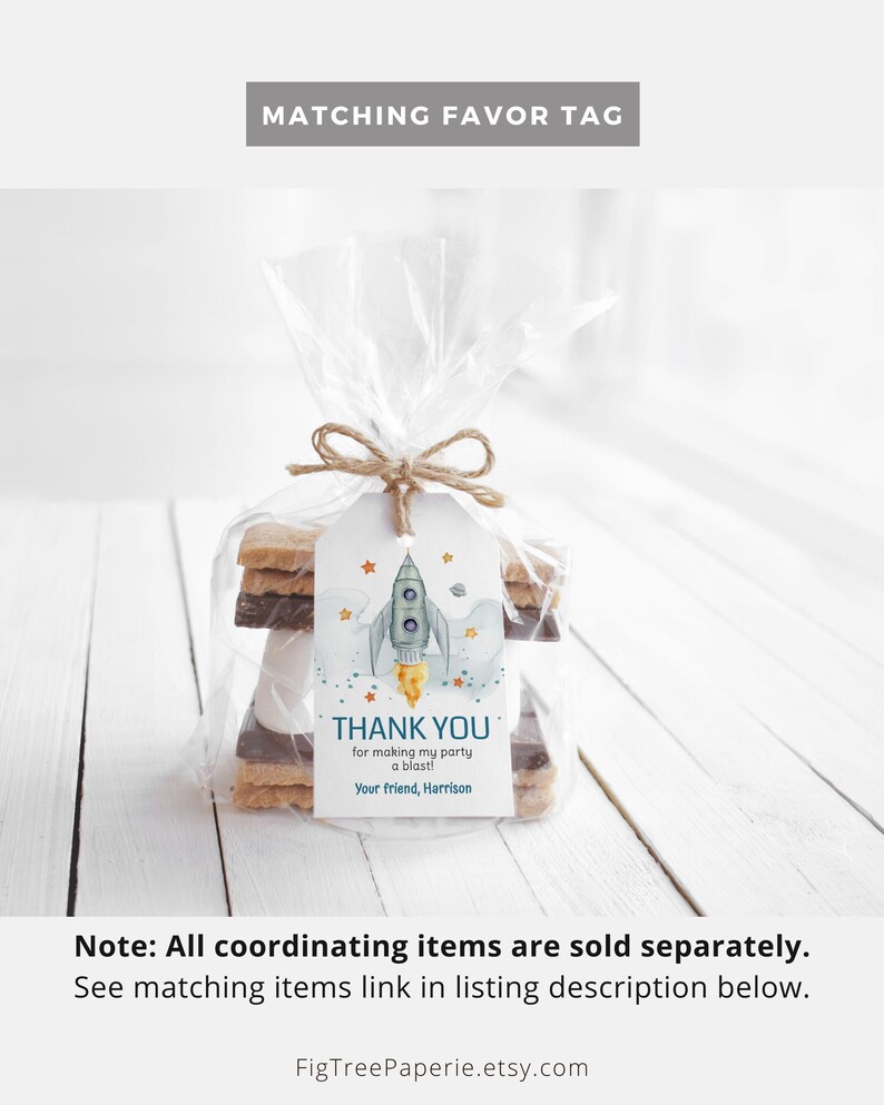 K&ouml;nnte beinhalten: Ein klarer Zellophanbeutel, der mit Bindfaden gebunden ist und Kekse und ein Geschenk-Etikett enth&auml;lt. Das Etikett zeigt ein Aquarell-Raketendesign mit dem Text "THANK YOU" und personalisiertem Text. Der Text "MATCHING FAVOR TAG" steht oben.