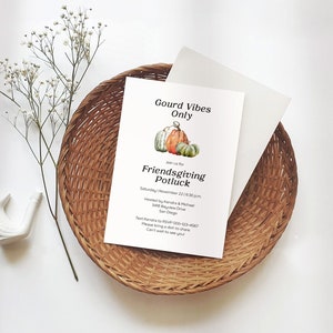 Puede incluir: Una tarjeta de invitaci&oacute;n blanca con una ilustraci&oacute;n de acuarela de calabazas y el texto "Gourd Vibes Only" y "Friendsgiving Potluck". La invitaci&oacute;n detalla una cena de comida compartida el s&aacute;bado 22 de noviembre a las 6:30 pm, organizada por Kendra y Michael en 3418 Bayview Drive en San Diego. La invitaci&oacute;n tambi&eacute;n incluye un n&uacute;mero de tel&eacute;fono para RSVP y una solicitud para traer un plato para compartir.