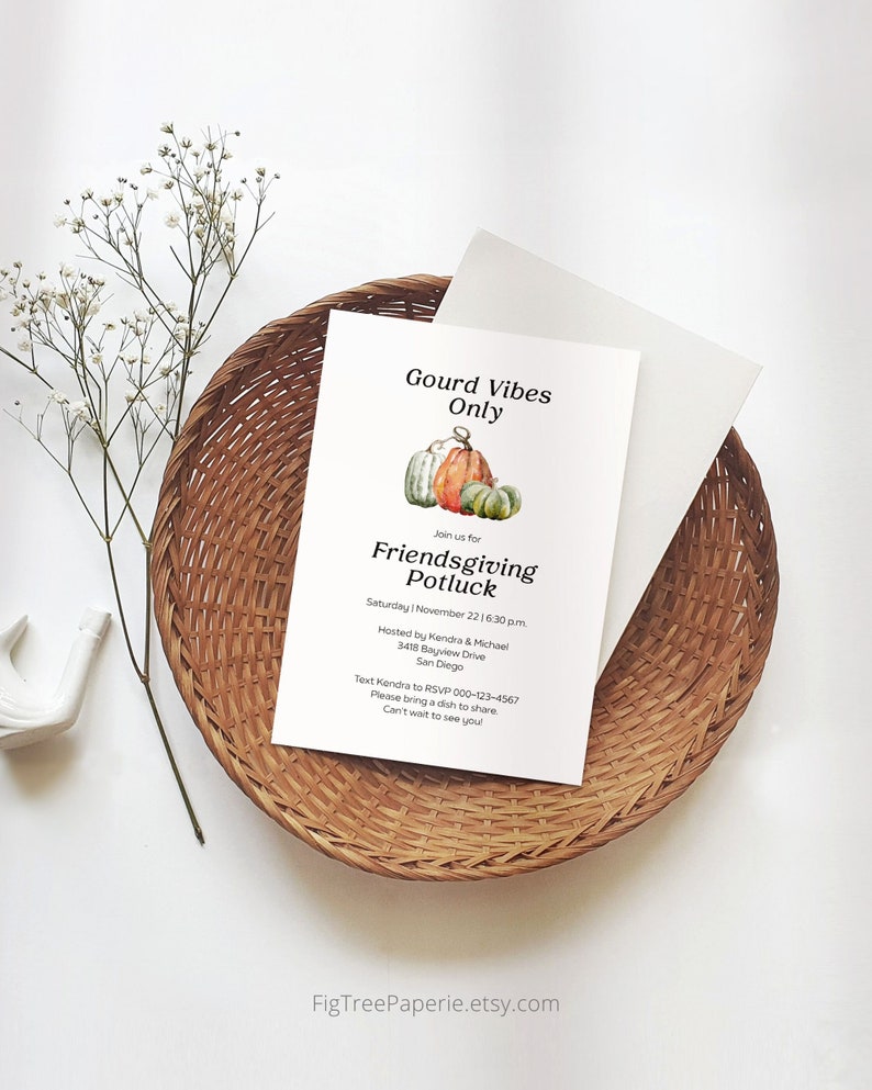 Puede incluir: Una tarjeta de invitaci&oacute;n blanca con una ilustraci&oacute;n de acuarela de calabazas y el texto "Gourd Vibes Only" y "Friendsgiving Potluck". La invitaci&oacute;n detalla una cena de comida compartida el s&aacute;bado 22 de noviembre a las 6:30 pm, organizada por Kendra y Michael en 3418 Bayview Drive en San Diego. La invitaci&oacute;n tambi&eacute;n incluye un n&uacute;mero de tel&eacute;fono para RSVP y una solicitud para traer un plato para compartir.