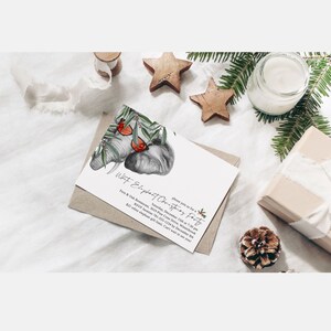 Pu&ograve; includere: Un invito a una festa di Natale bianca con un'illustrazione ad acquerello di un elefante che indossa un cappello di Babbo Natale e tiene un albero di Natale. L'invito include il testo "What Elephant Christmas Party" e dettagli sull'evento, tra cui data, ora, luogo e informazioni RSVP.