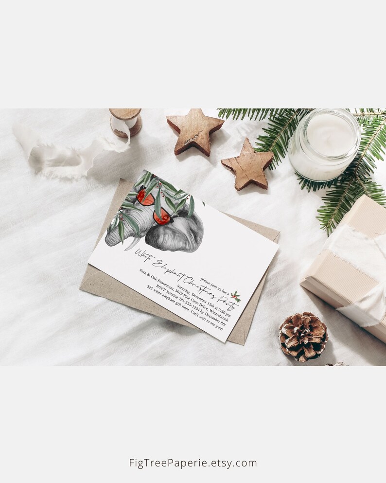 Pu&ograve; includere: Un invito a una festa di Natale bianca con un'illustrazione ad acquerello di un elefante che indossa un cappello di Babbo Natale e tiene un albero di Natale. L'invito include il testo "What Elephant Christmas Party" e dettagli sull'evento, tra cui data, ora, luogo e informazioni RSVP.