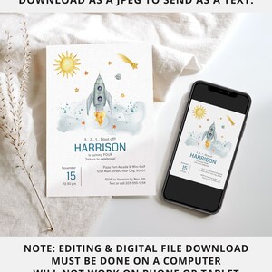 K&ouml;nnte beinhalten: Eine digitale Einladung mit einem Aquarell-Raketenschiff, Sonne und Sternen. Der Text "HARRISON wird VIER" und Veranstaltungsdetails sind enthalten. Das Design wird auf einem Smartphone und einer gedruckten Karte angezeigt.