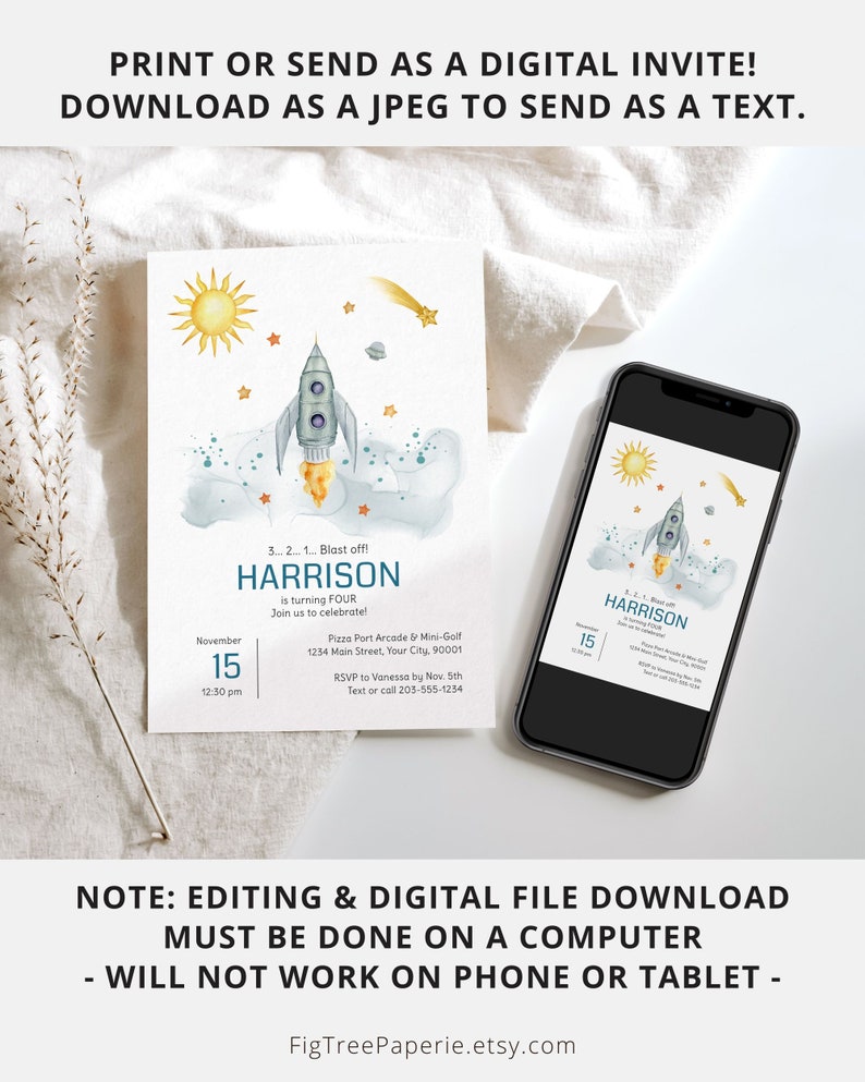 K&ouml;nnte beinhalten: Eine digitale Einladung mit einem Aquarell-Raketenschiff, Sonne und Sternen. Der Text "HARRISON wird VIER" und Veranstaltungsdetails sind enthalten. Das Design wird auf einem Smartphone und einer gedruckten Karte angezeigt.