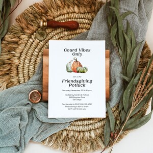 Puede incluir: Una invitaci&oacute;n imprimible para un potluck de Friendsgiving con una ilustraci&oacute;n de acuarela de calabazas. La invitaci&oacute;n dice "Gourd Vibes Only" e incluye la fecha, la hora y el lugar del evento. Tambi&eacute;n incluye el texto "Por favor, traiga un plato para compartir."