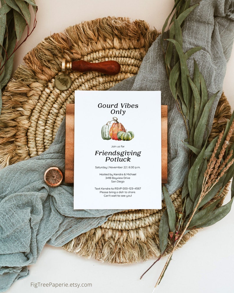 Puede incluir: Una invitaci&oacute;n imprimible para un potluck de Friendsgiving con una ilustraci&oacute;n de acuarela de calabazas. La invitaci&oacute;n dice "Gourd Vibes Only" e incluye la fecha, la hora y el lugar del evento. Tambi&eacute;n incluye el texto "Por favor, traiga un plato para compartir."