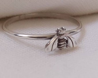Delicado anillo de abeja de plata de ley: joyería natural